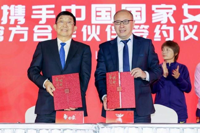 这不仅是一个角色造型的改变，更是那个讲究“体面”与“规矩”的武林时代的落幕。