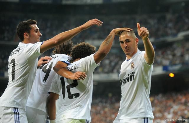 性感女星王李丹妮携神秘男子共同观秀，她身穿深V裙露出双胸，边看秀边自拍。