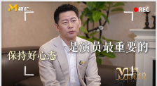 ”照片中刘亦菲在自己的简餐面前摆着手机中满是美食的图片，看来是为了解馋在“望梅止渴”。